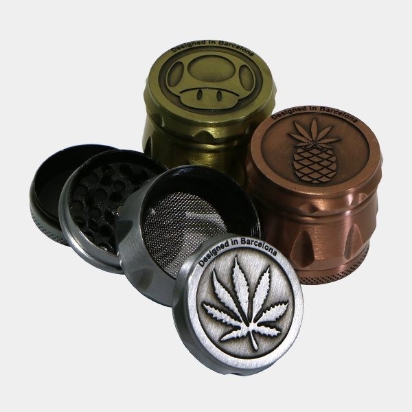 Grinder Vintage metallo diviso in 4 sezioni.