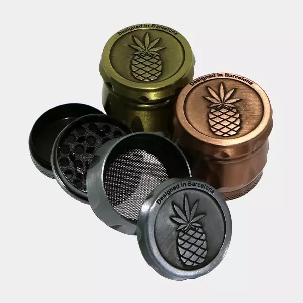 Grinder Vintage metallo diviso in 4 sezioni.