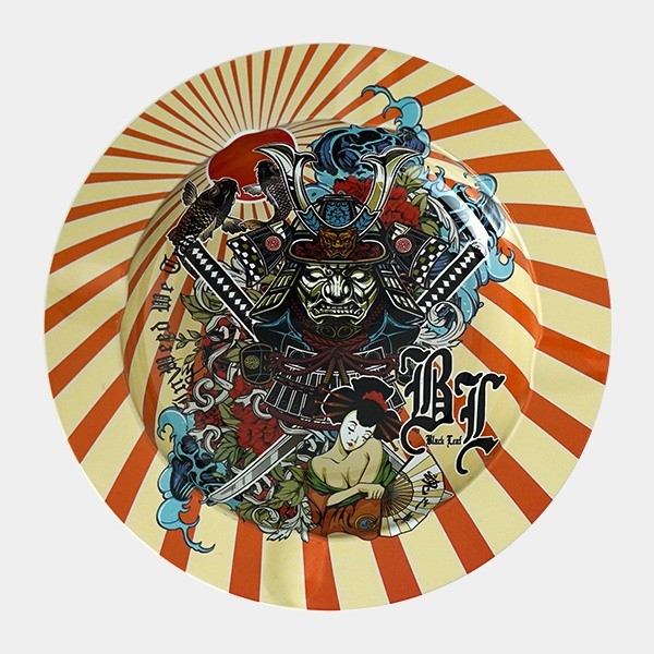 Posacenere in metallo con ronin e geisha, motivo marijuana