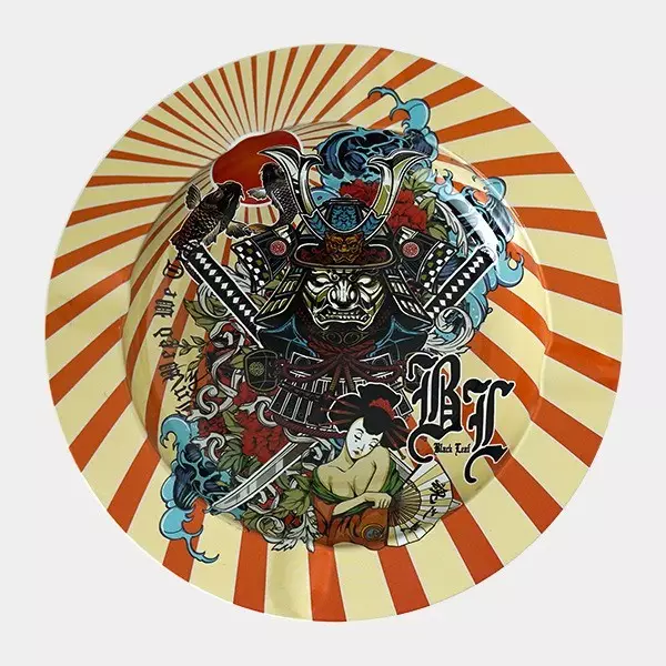 Posacenere in metallo con ronin e geisha, motivo marijuana