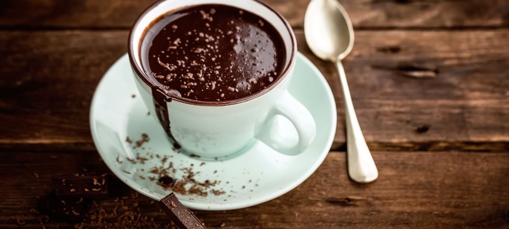 Elaborazione della cioccolata in tazza