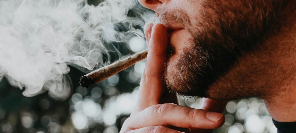 Vecino fumando porros