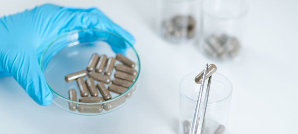 Medico che indaga sulla sicurezza del microdosaggio