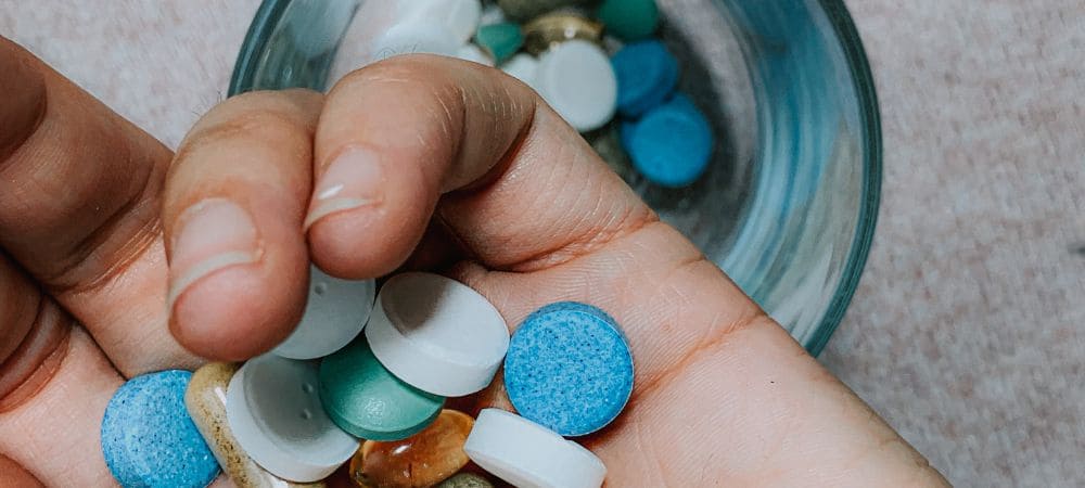 Una persona che mescola sostanze